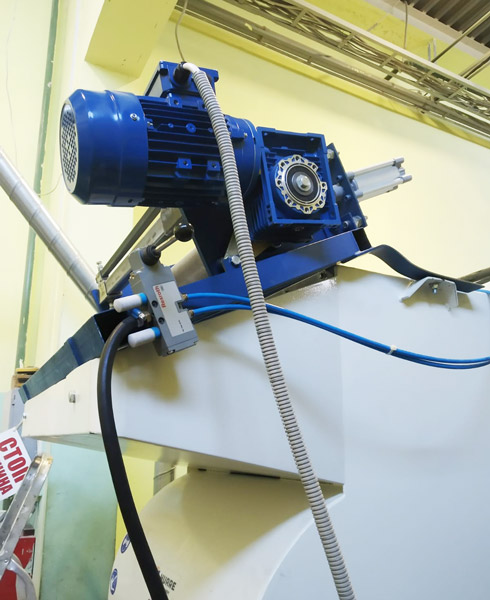 Двигатель тянущего устройство для автоматической размотки листа (пленки) и подачи в дробилку Huare HSS 800